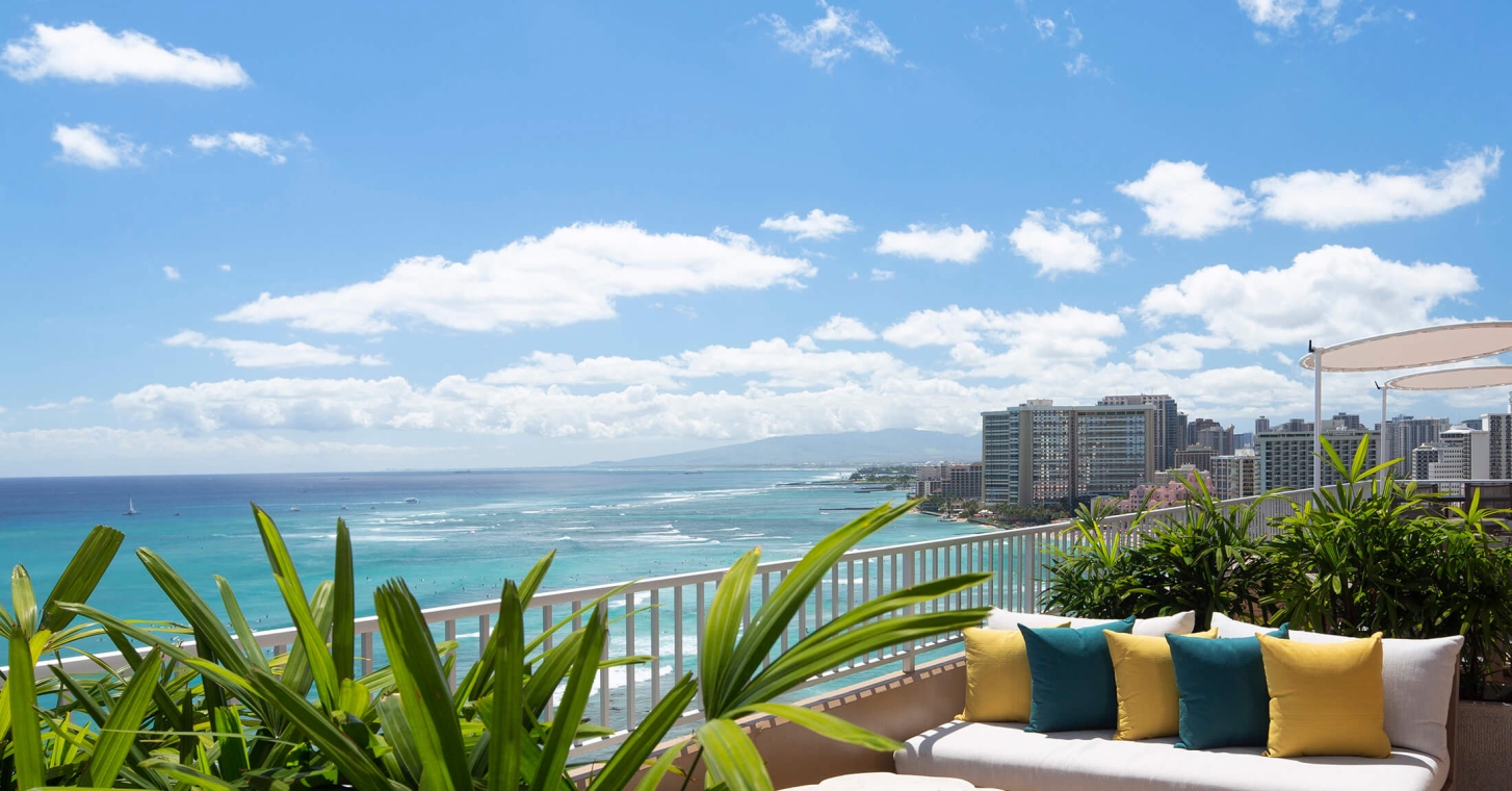 Hotel in Waikiki Beach with view of Hawaiian ocean