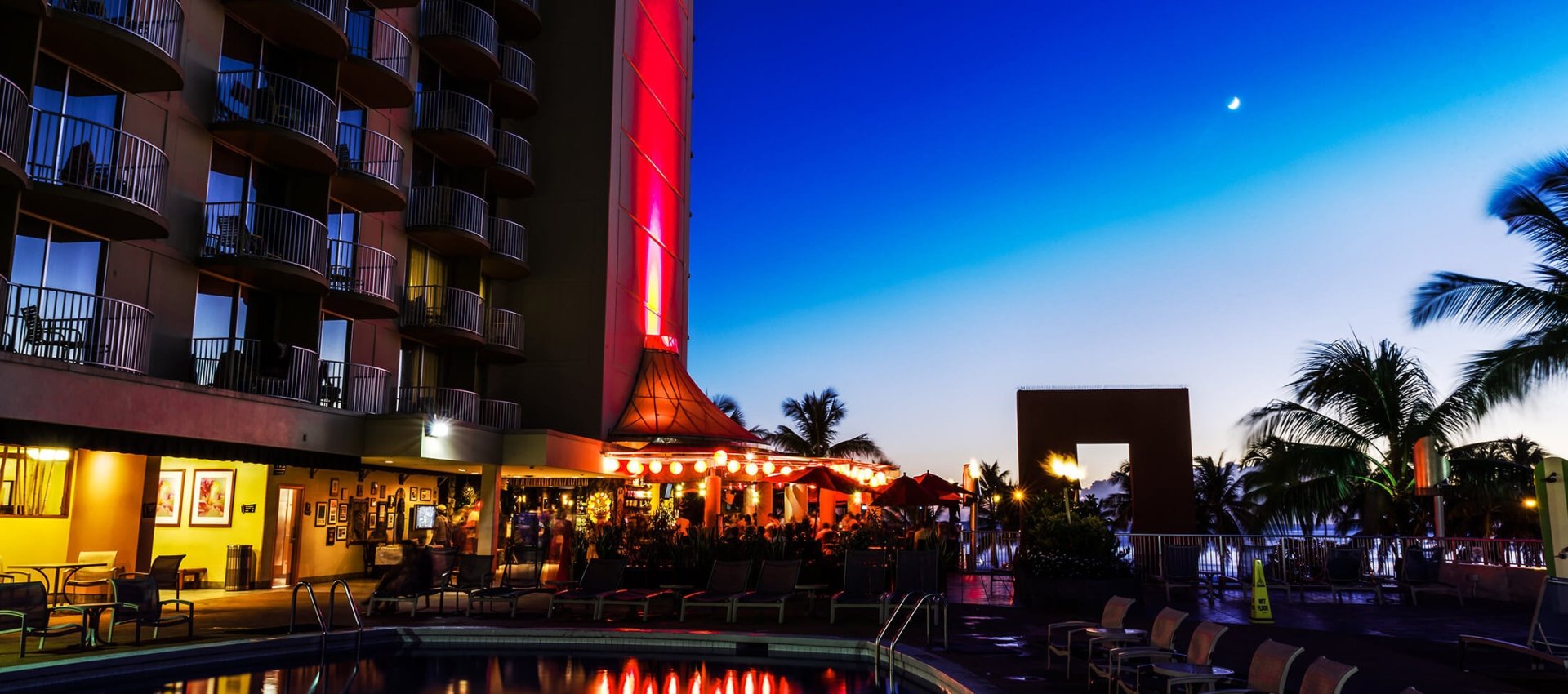 Dining in Waikiki The Twin Fin Hotel