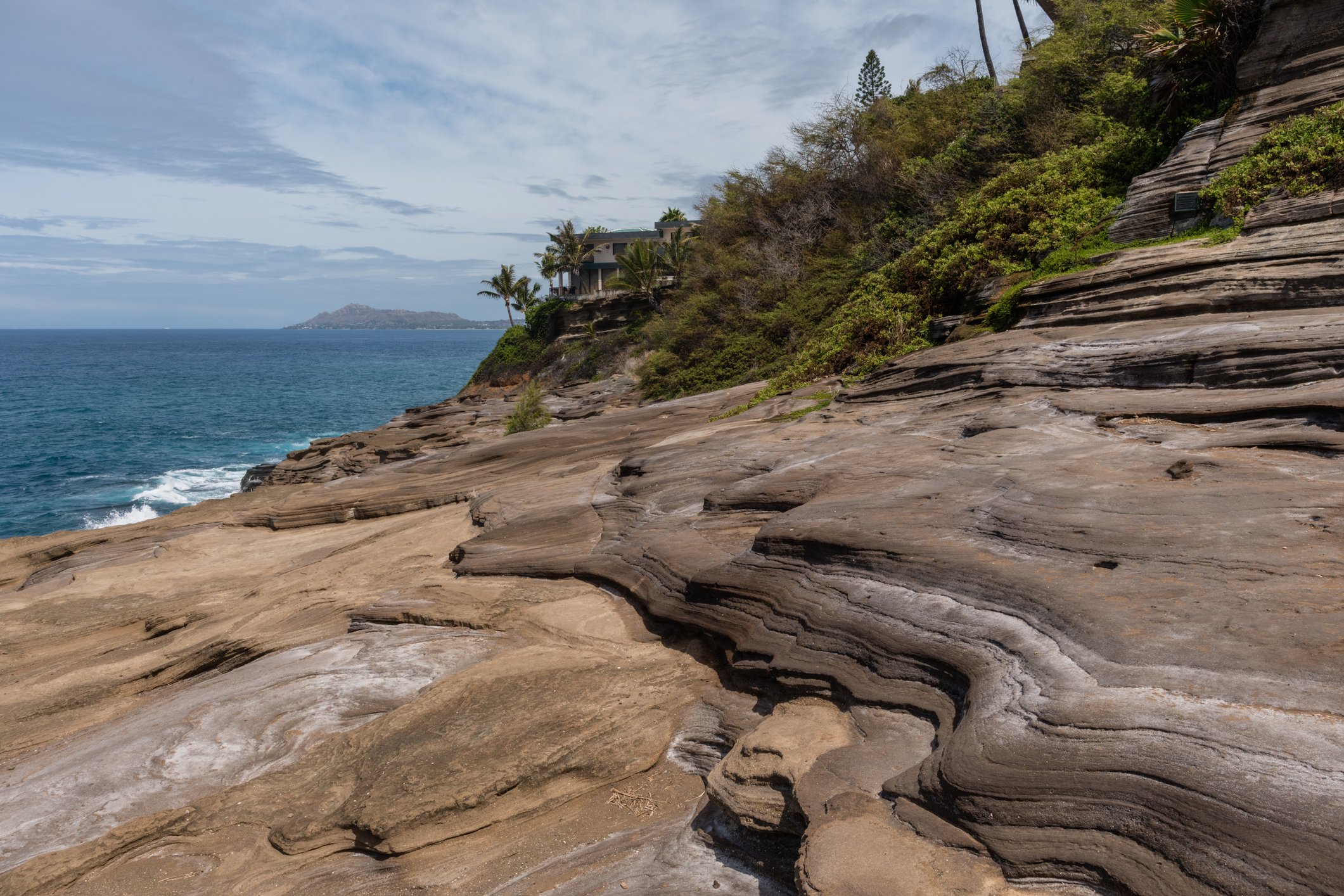 Beautiful Spitting Cave of Portlock vista on Oahu, Hawaii